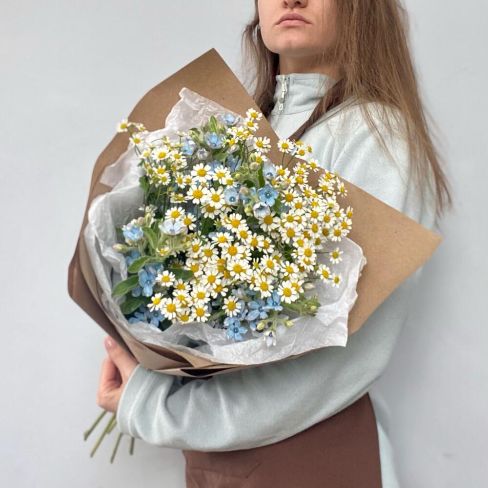 Полевой букет с матрикарией и оксипеталумом Полевой букет с матрикарией и оксипеталумом