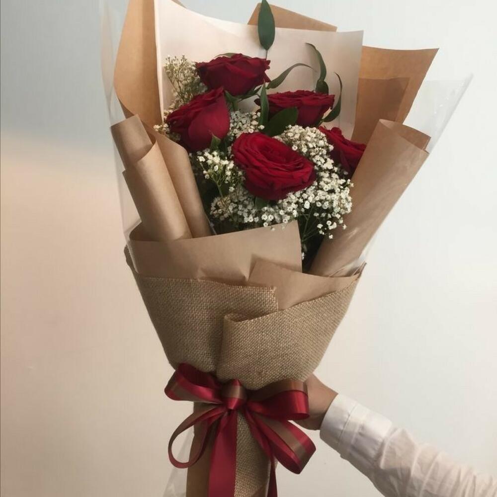 букет из роз и гипсофилии